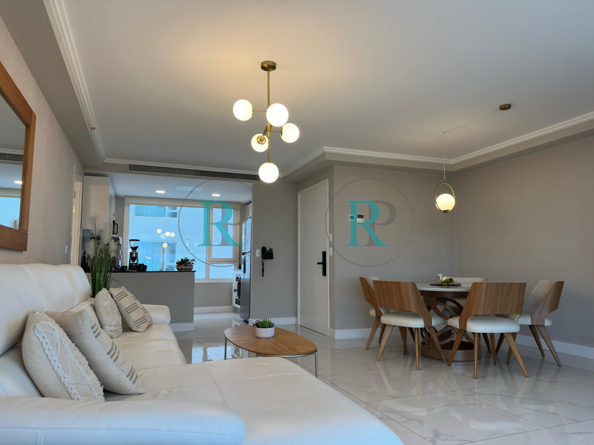 Apartamento ID.2527 - Alquiler temporada 2026, en primera linea, playa mansa, Edificio de Categoria.