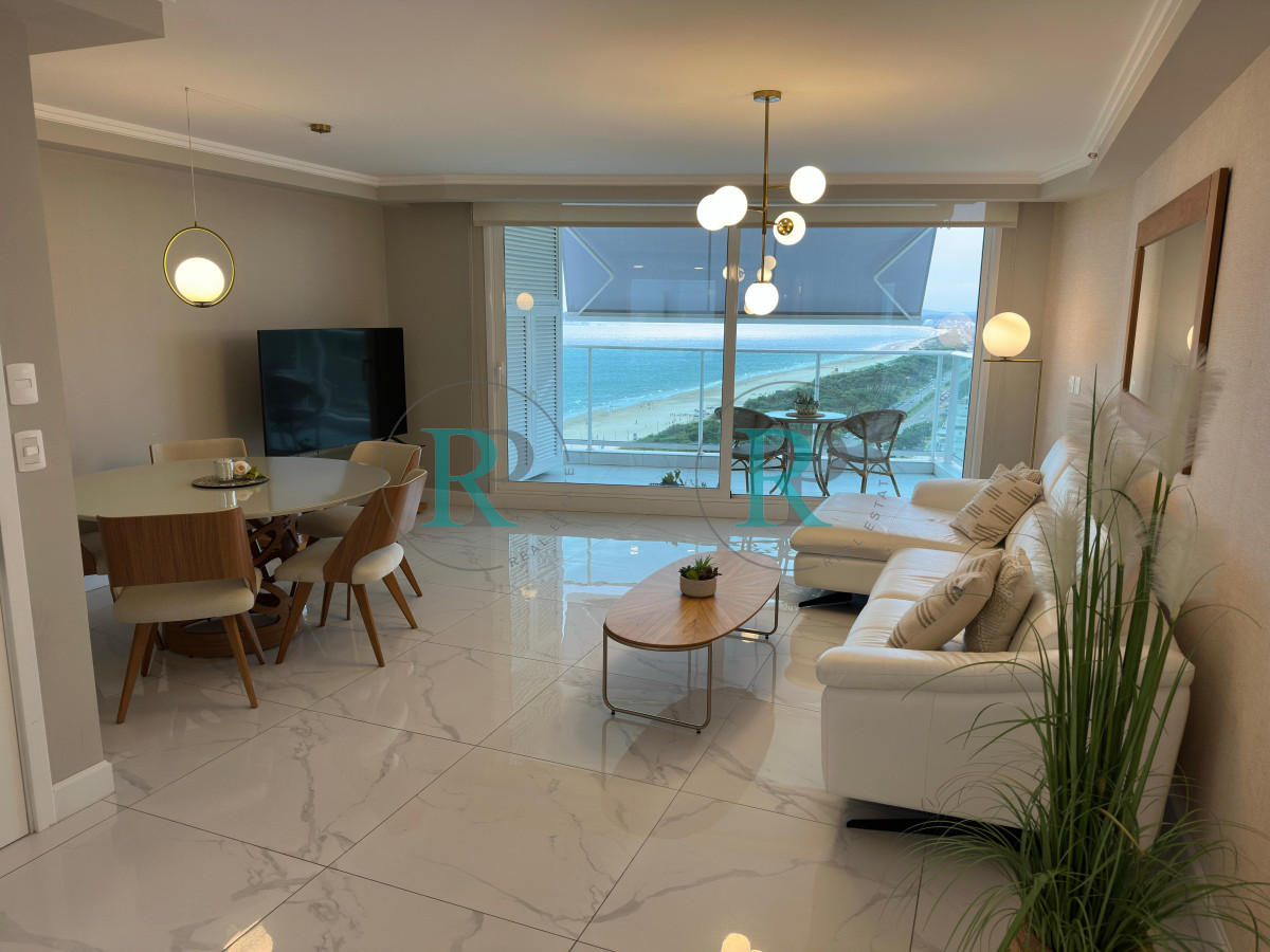 Apartamento ID.2527 - Alquiler temporada 2026, en primera linea, playa mansa, Edificio de Categoria.