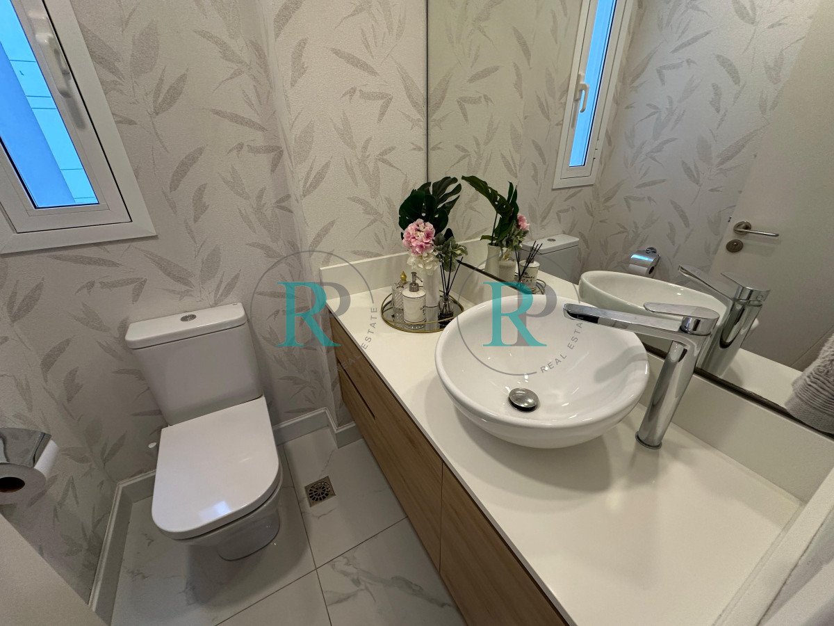 Apartamento ID.2527 - Alquiler temporada 2026, en primera linea, playa mansa, Edificio de Categoria.
