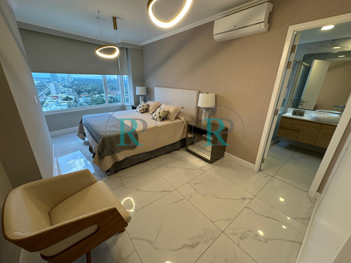 Apartamento ID.2527 - Alquiler temporada 2026, en primera linea, playa mansa, Edificio de Categoria.