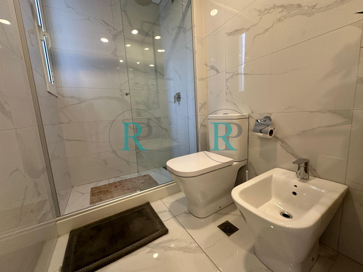Apartamento ID.2527 - Alquiler temporada 2026, en primera linea, playa mansa, Edificio de Categoria.