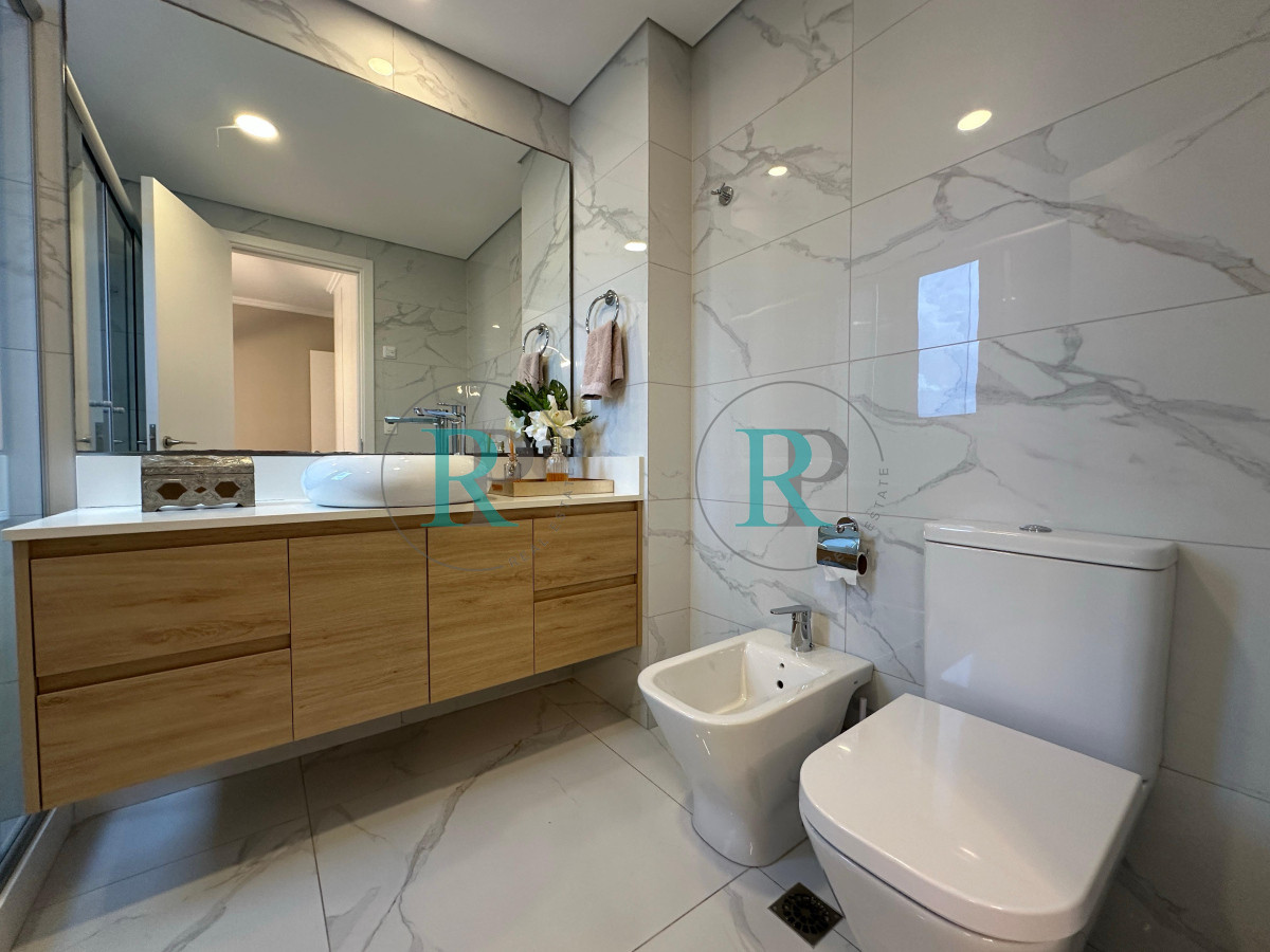 Apartamento ID.2527 - Alquiler temporada 2026, en primera linea, playa mansa, Edificio de Categoria.