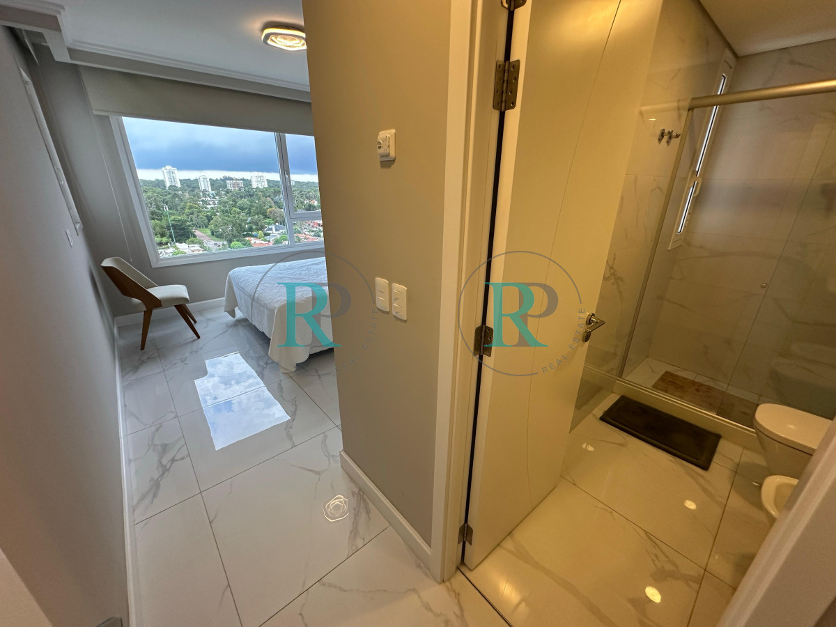 Apartamento ID.2527 - Alquiler temporada 2026, en primera linea, playa mansa, Edificio de Categoria.