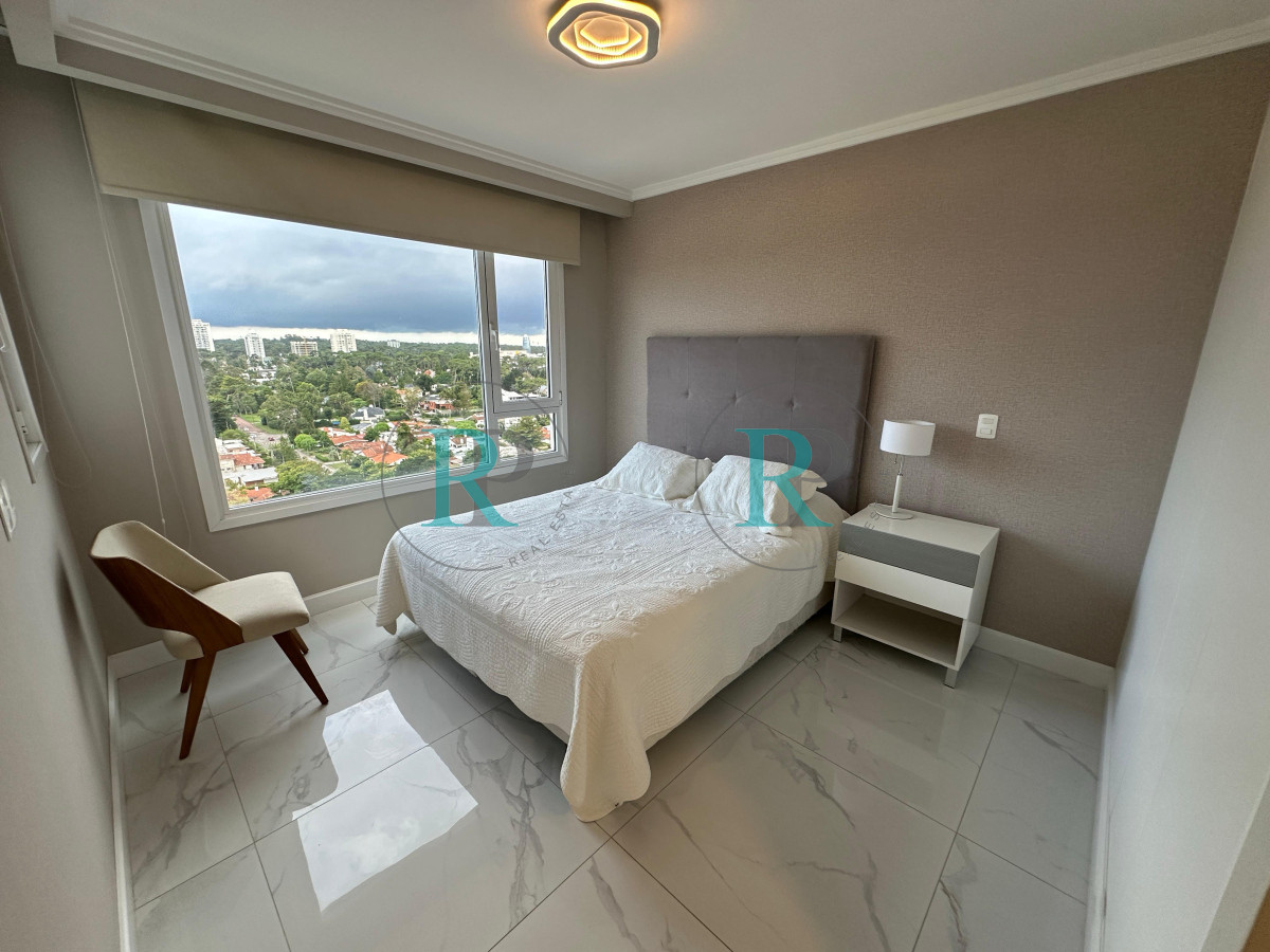 Apartamento ID.2527 - Alquiler temporada 2026, en primera linea, playa mansa, Edificio de Categoria.