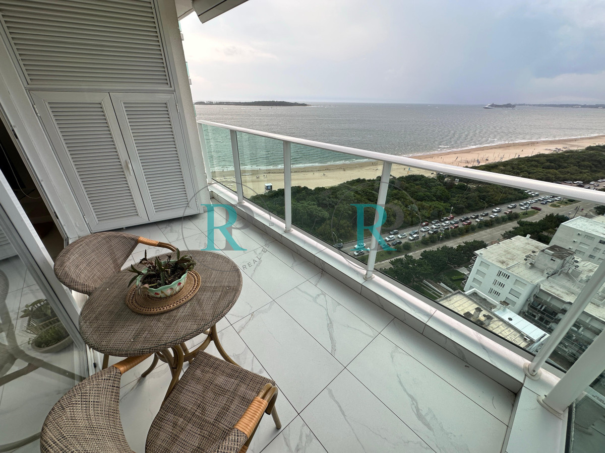 Apartamento ID.2527 - Alquiler temporada 2026, en primera linea, playa mansa, Edificio de Categoria.
