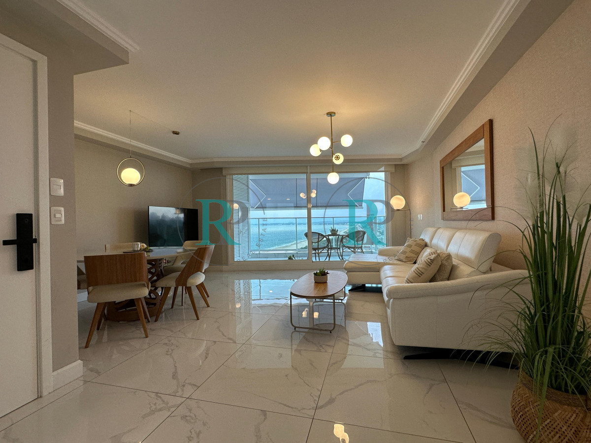 Apartamento ID.2527 - Alquiler temporada 2026, en primera linea, playa mansa, Edificio de Categoria.