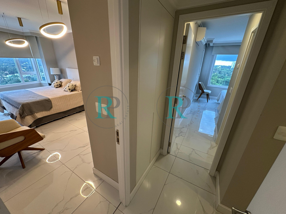 Apartamento ID.2527 - Alquiler temporada 2026, en primera linea, playa mansa, Edificio de Categoria.
