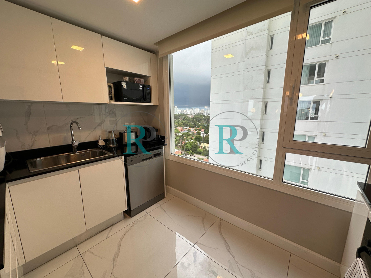 Apartamento ID.2527 - Alquiler temporada 2026, en primera linea, playa mansa, Edificio de Categoria.