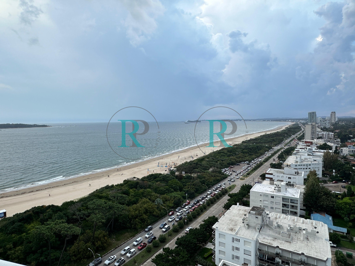 Apartamento ID.2527 - Alquiler temporada 2026, en primera linea, playa mansa, Edificio de Categoria.