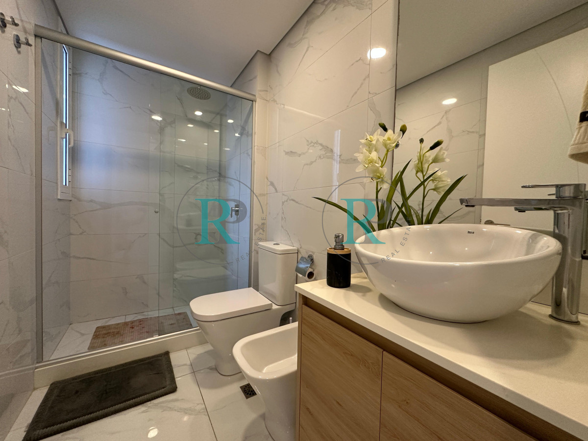 Apartamento ID.2527 - Alquiler temporada 2026, en primera linea, playa mansa, Edificio de Categoria.