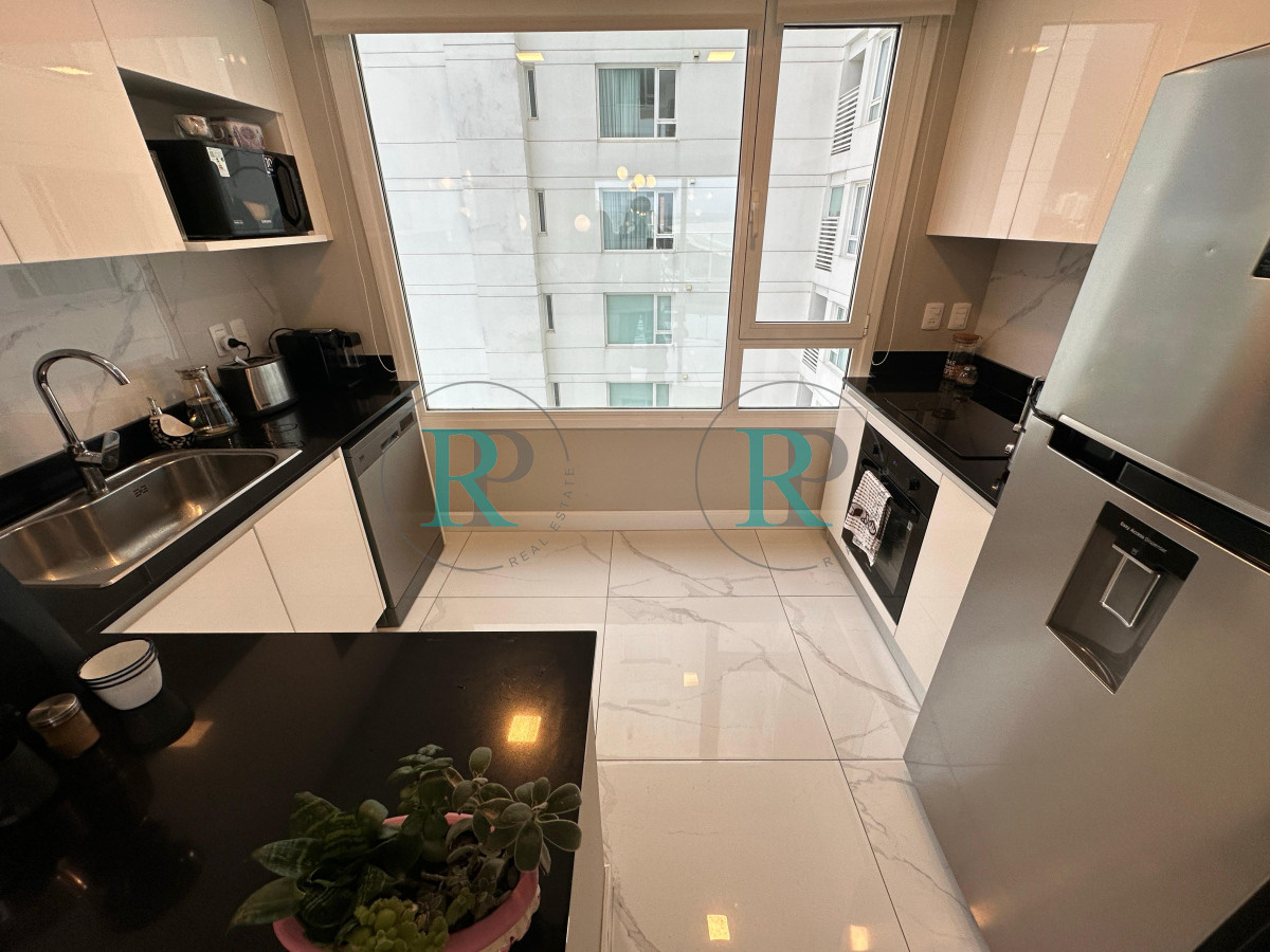 Apartamento ID.2527 - Alquiler temporada 2026, en primera linea, playa mansa, Edificio de Categoria.
