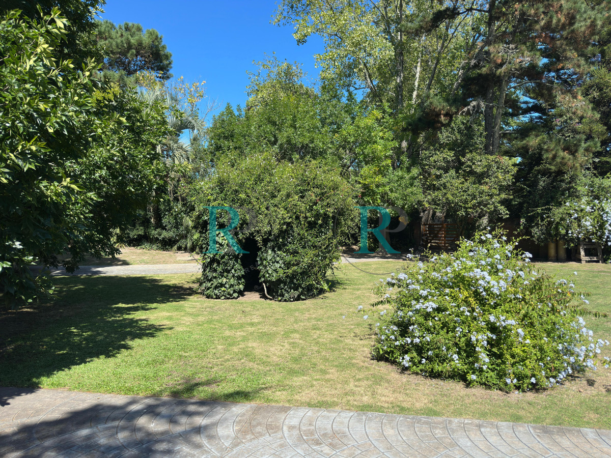 Casa ID.2459 - Gran propiedad en VENTA, Punta del Este.