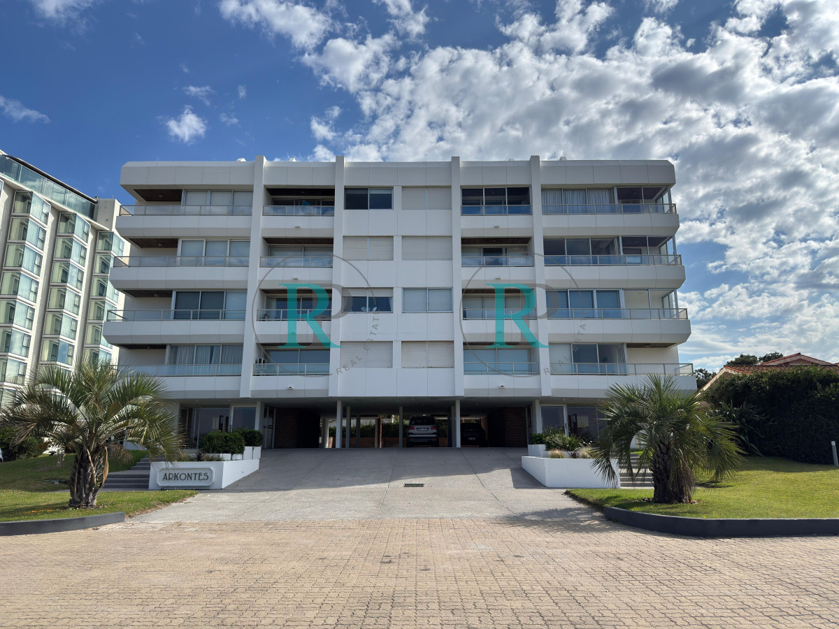 Apartamento ID.1988 - Departamento en primera linea playa brava, 2 dormitorios y medio.