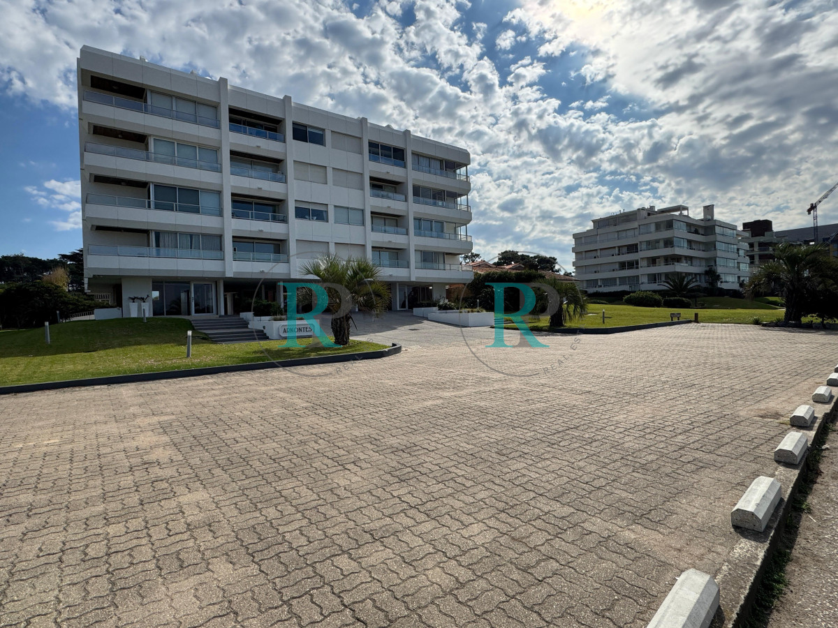 Apartamento ID.1988 - Departamento en primera linea playa brava, 2 dormitorios y medio.