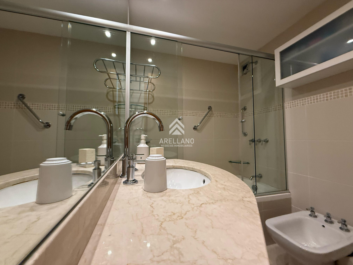 Apartamento ID.4549 - Venta apartamento 2 dormitorios hermosa vista al mar, piso alto.
