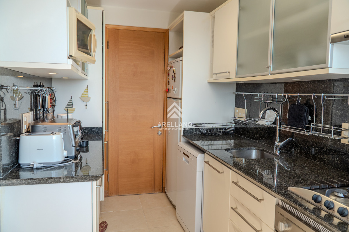 Apartamento ID.4549 - Venta apartamento 2 dormitorios hermosa vista al mar, piso alto.