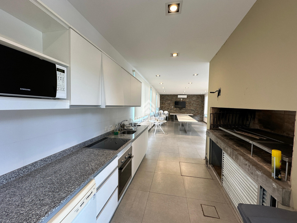Apartamento ID.4549 - Venta apartamento 2 dormitorios hermosa vista al mar, piso alto.