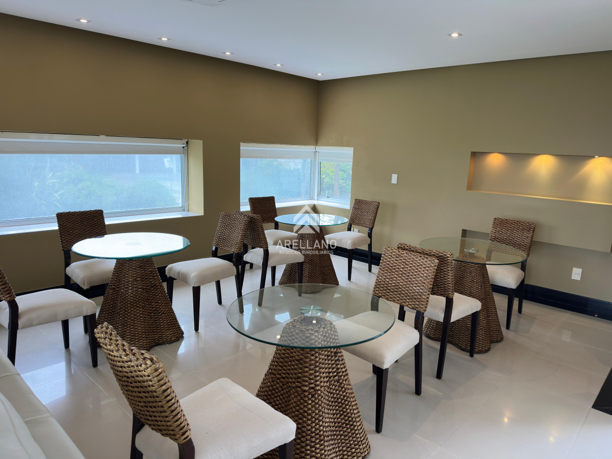 Apartamento ID.4549 - Venta apartamento 2 dormitorios hermosa vista al mar, piso alto.