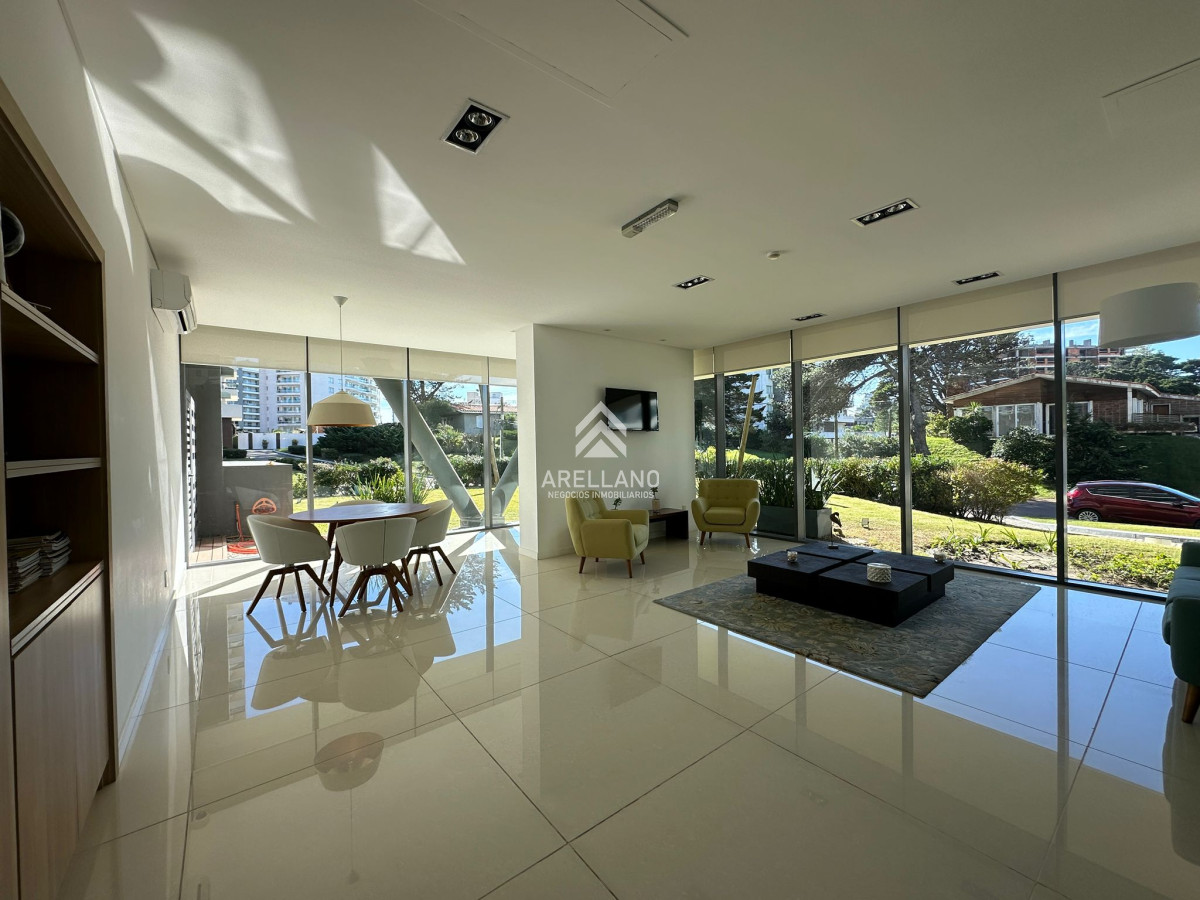 Apartamento ID.4733 - Venta apartamento 1 dormitorios y medio, a pasos de la playa brava, Punta del este.