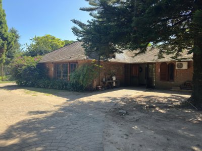 Casa de 3 dormitorios en venta en Punta del Este.-