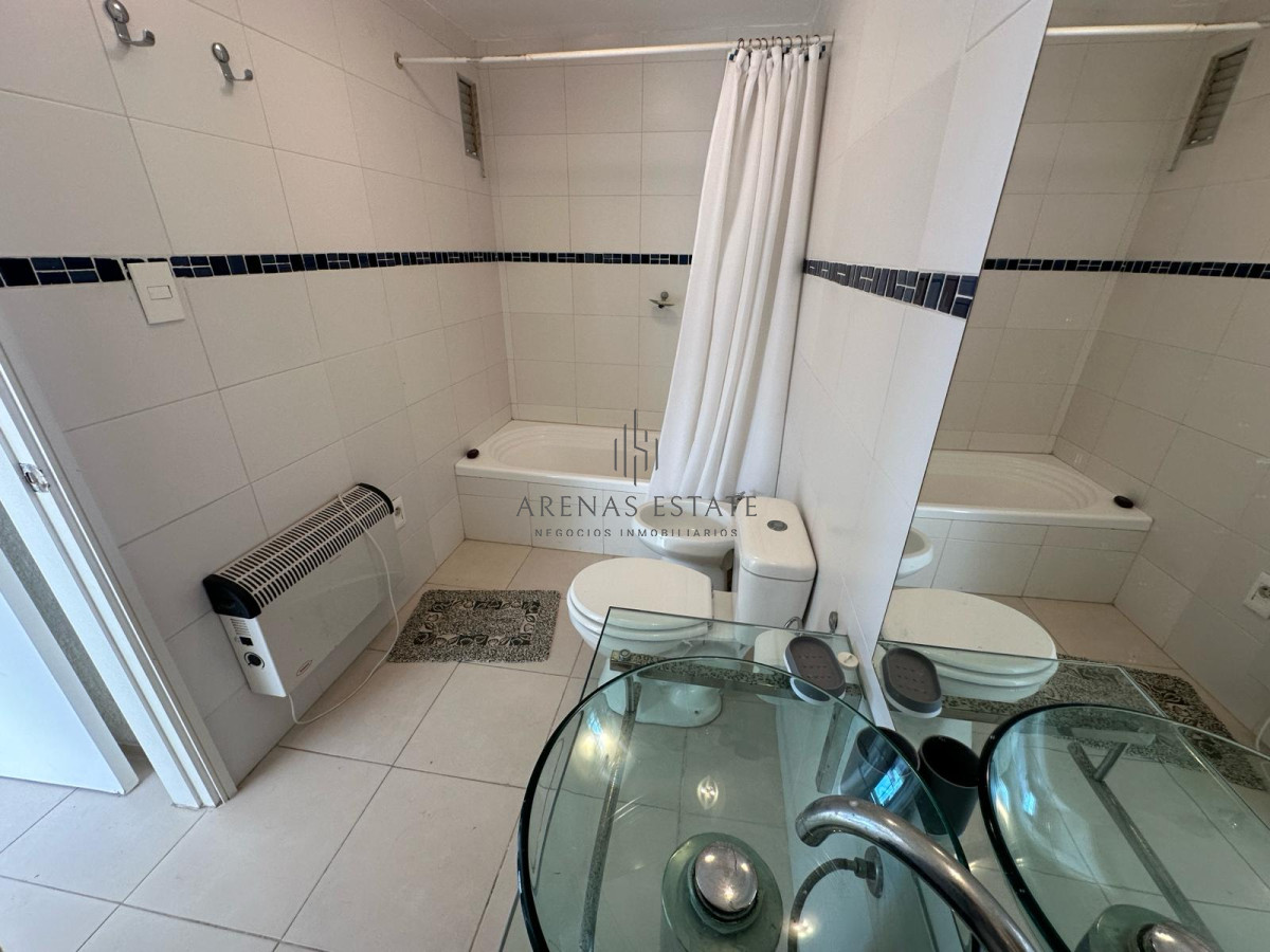 Apartamento ID.2945 - Departamento en primera linea playa brava, 2 dormitorios y medio.