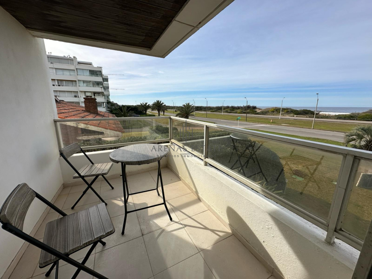 Apartamento ID.2945 - Departamento en primera linea playa brava, 2 dormitorios y medio.