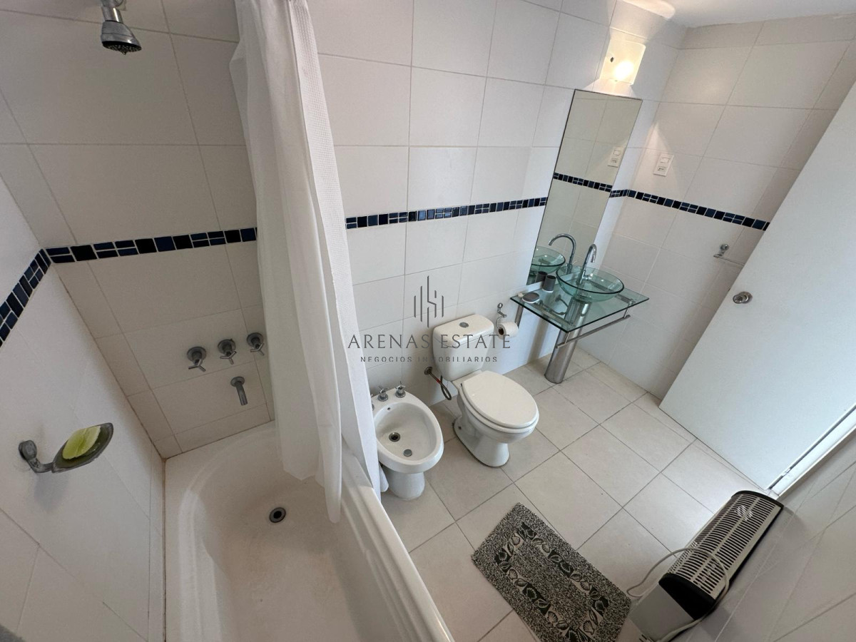 Apartamento ID.2945 - Departamento en primera linea playa brava, 2 dormitorios y medio.