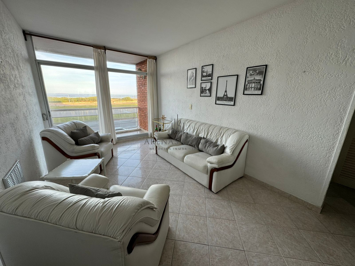 Apartamento ID.2925 - Apartamento en venta, primera linea playa brava.