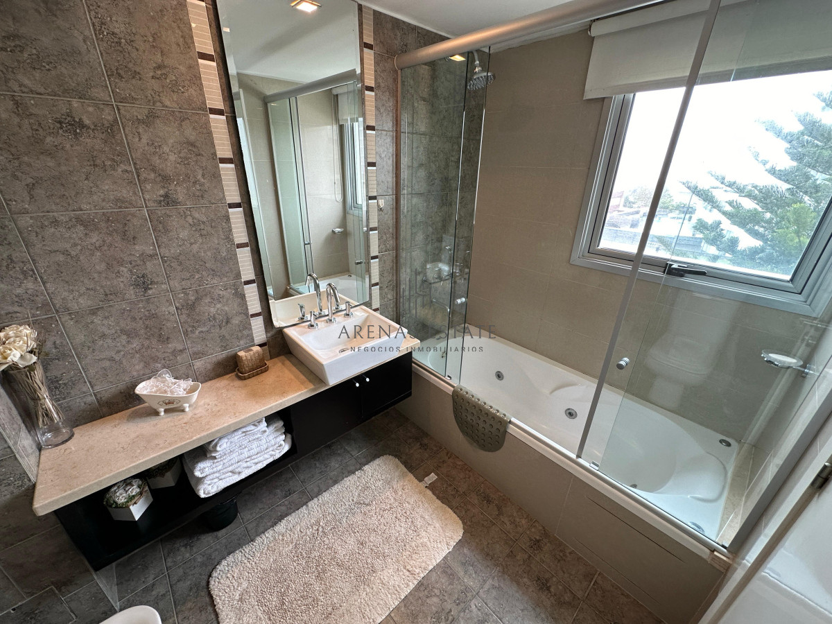 Apartamento ID.3133 - Hermoso departamento, con vista parcial al mar, playa mansa.