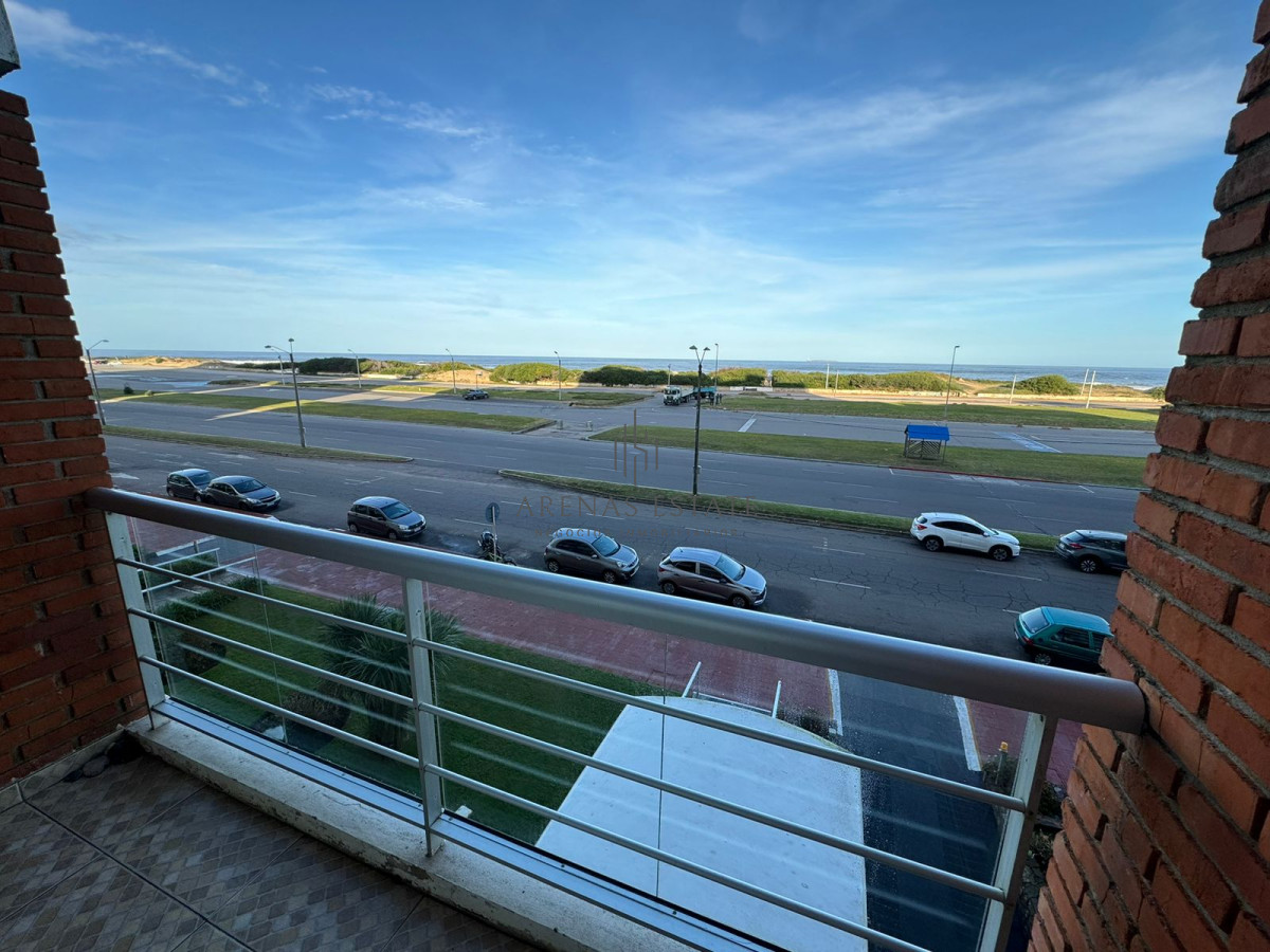 Apartamento ID.2925 - Apartamento en venta, primera linea playa brava.