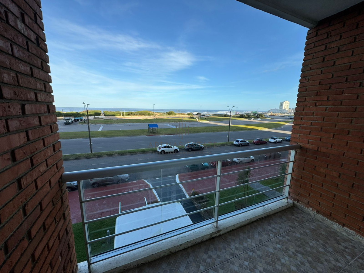 Apartamento ID.2925 - Apartamento en venta, primera linea playa brava.