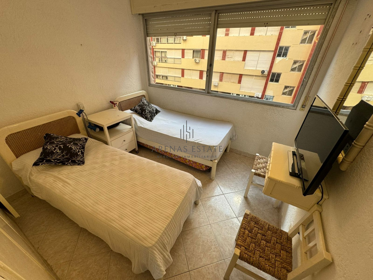 Apartamento ID.2925 - Apartamento en venta, primera linea playa brava.