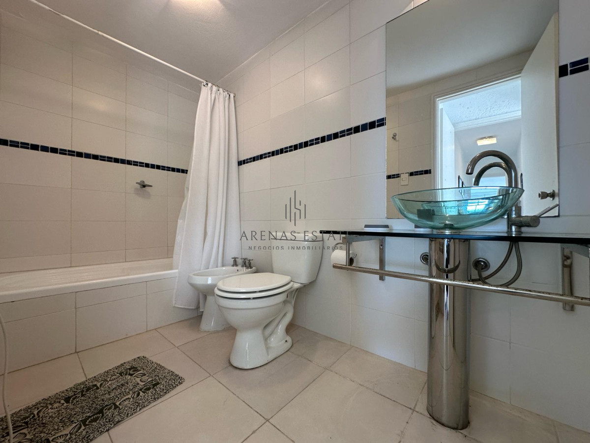 Apartamento ID.2945 - Departamento en primera linea playa brava, 2 dormitorios y medio.