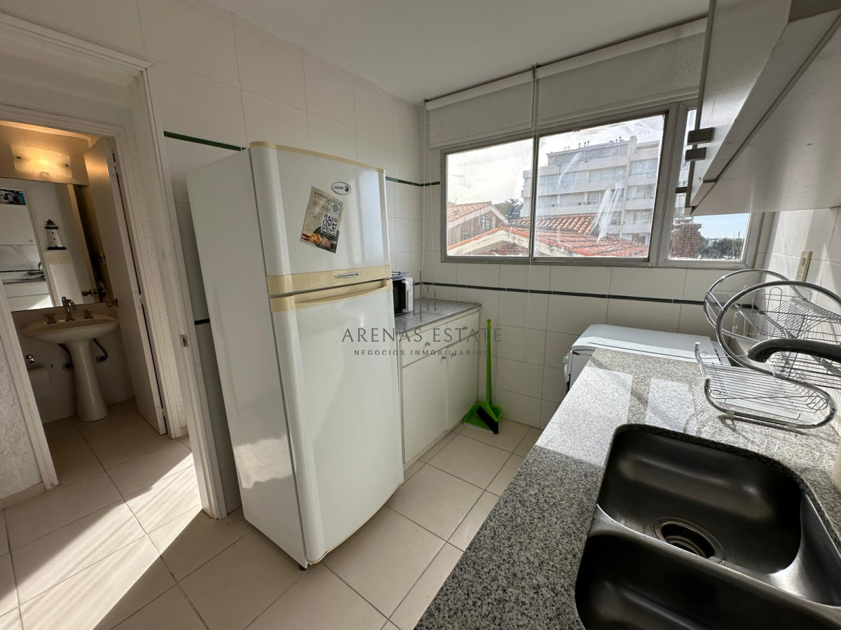Apartamento ID.2945 - Departamento en primera linea playa brava, 2 dormitorios y medio.