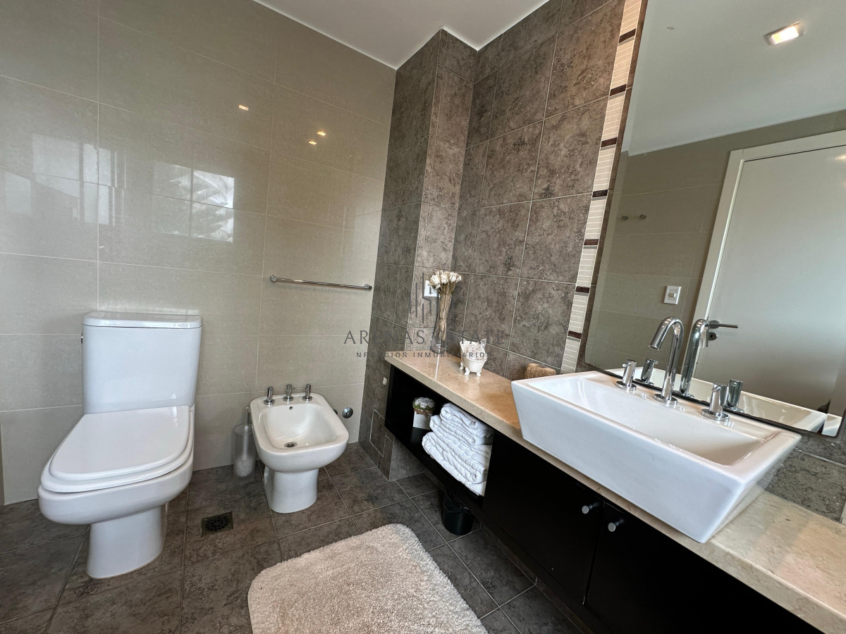 Apartamento ID.3133 - Hermoso departamento, con vista parcial al mar, playa mansa.