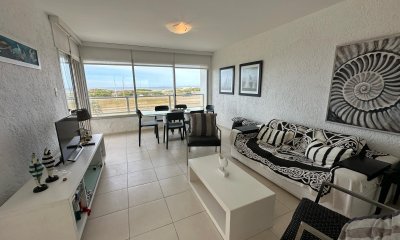 Departamento en primera linea playa brava, 2 dormitorios y medio.