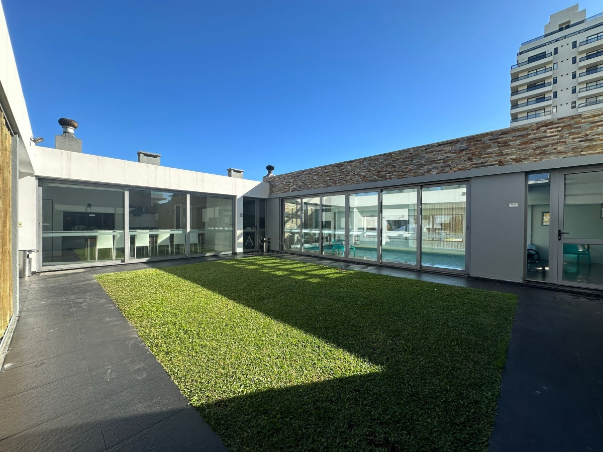 Apartamento ID.3712 - Departamento en venta, a pasos de la playa brava, Punta del este.