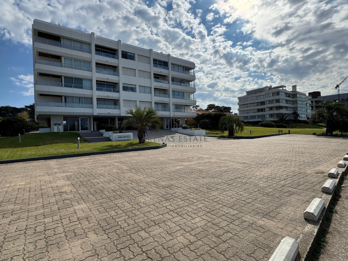 Apartamento ID.2945 - Departamento en primera linea playa brava, 2 dormitorios y medio.