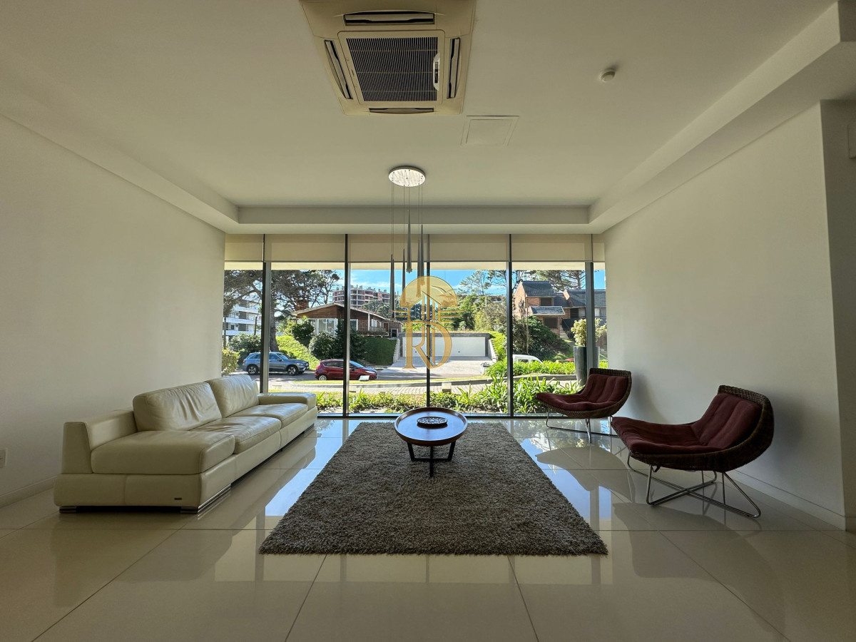 Departamento en venta, a pasos de la playa brava, Punta del este. -id-60-18