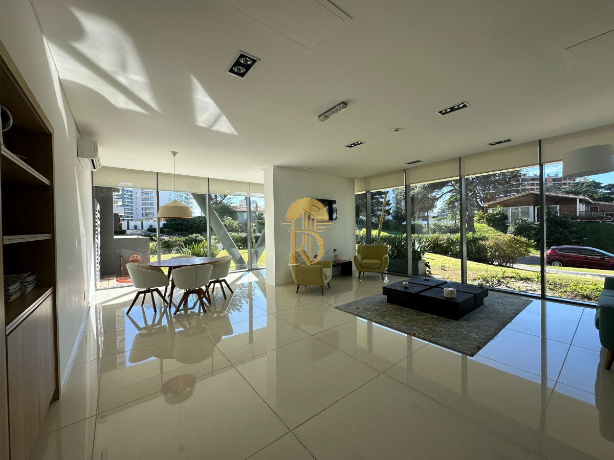 Departamento en venta, a pasos de la playa brava, Punta del este. -id-60-19
