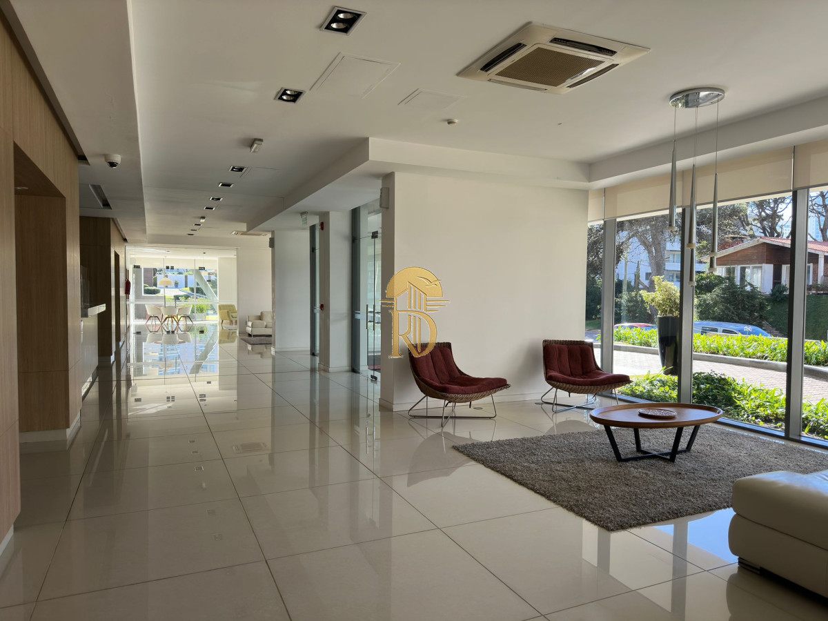 Departamento en venta, a pasos de la playa brava, Punta del este. -id-60-17