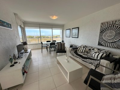 Departamento en primera linea playa brava, 2 dormitorios y medio.