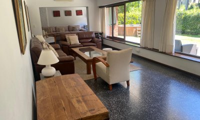 Gran terreno esquinero y casa en venta!