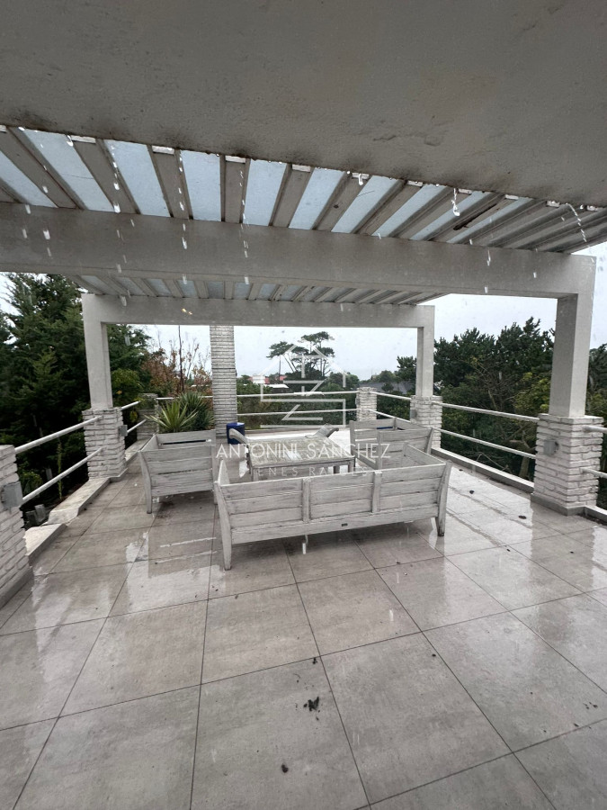 Casa ID.1405 -  Casa en venta y alquiler anual de 5 dorm y 4 baños.