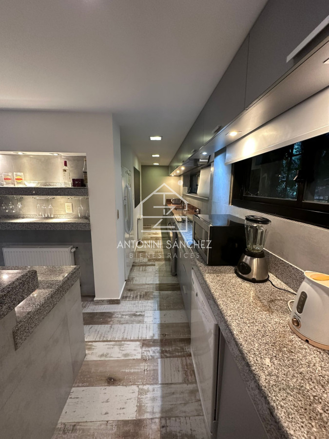 Casa ID.1405 -  Casa en venta y alquiler anual de 5 dorm y 4 baños.