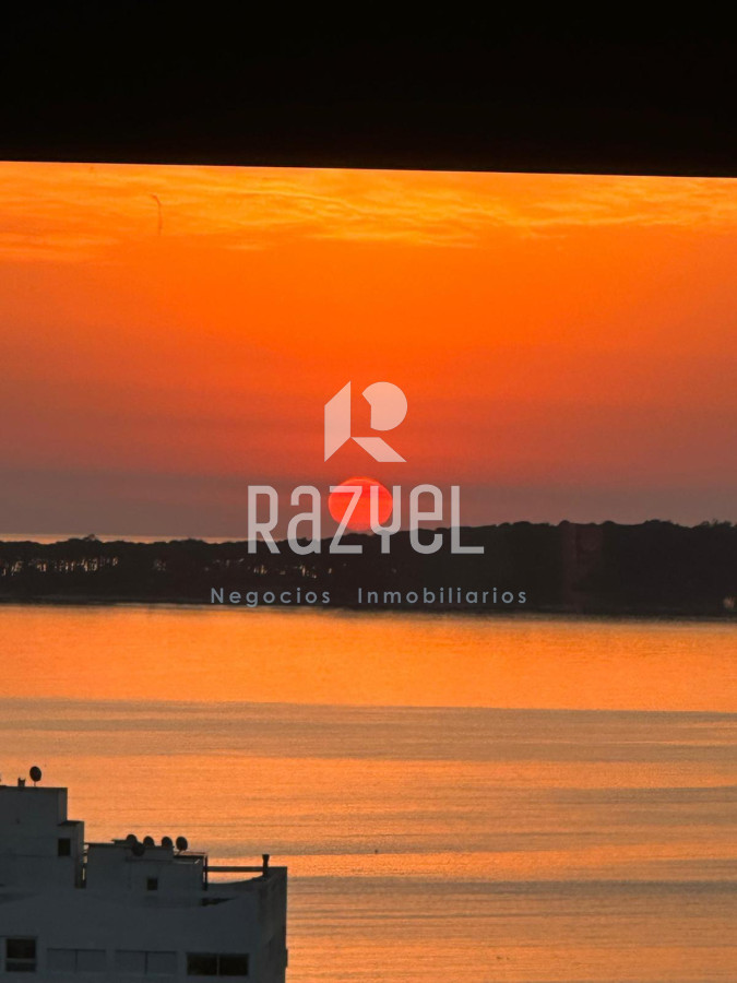 Apartamento ID.1007 - Venta Piso alto esquinero con vistas a Playa Mansa y Playa Brava – Punta del Este