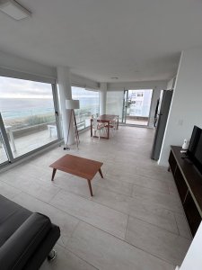 Alquiler anual, apartamento de 2 dormitorios con vista al mar. Punta del Este
