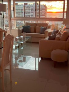 Venta Piso alto esquinero con vistas a Playa Mansa y Playa Brava – Punta del Este