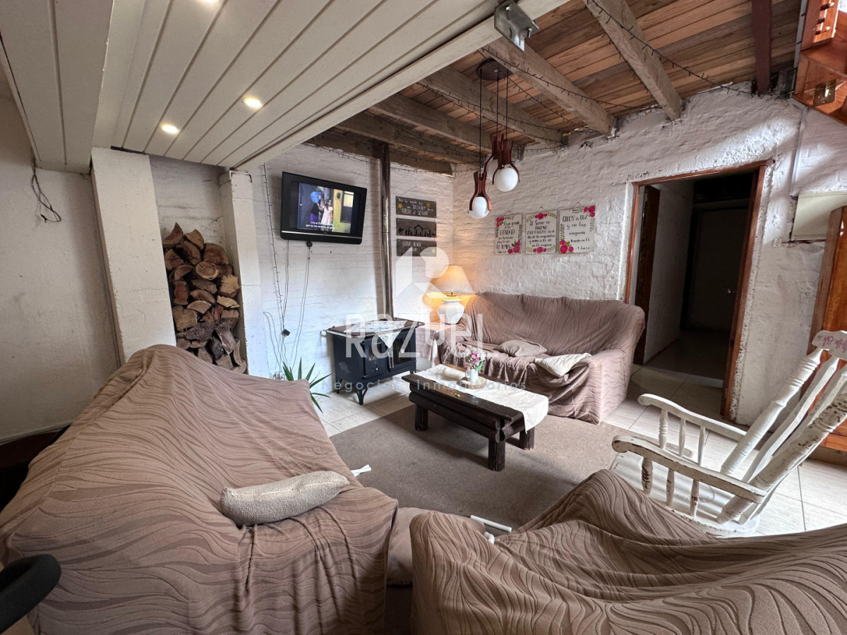 Casa ID.1236 - “Dos casas en un padrón , San Carlos .No apta banco”