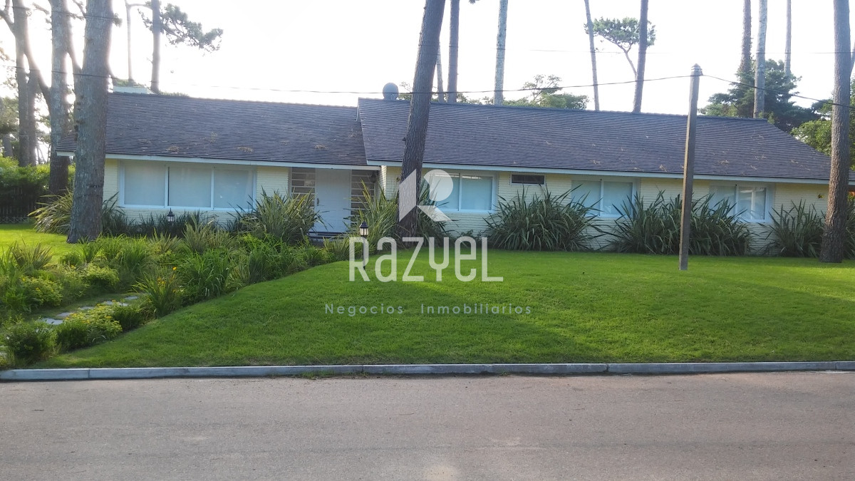 Casa ID.719 - Casa ¨Evergreen¨ Playa Mansa Venta, Alquiler Anual y Temporal
